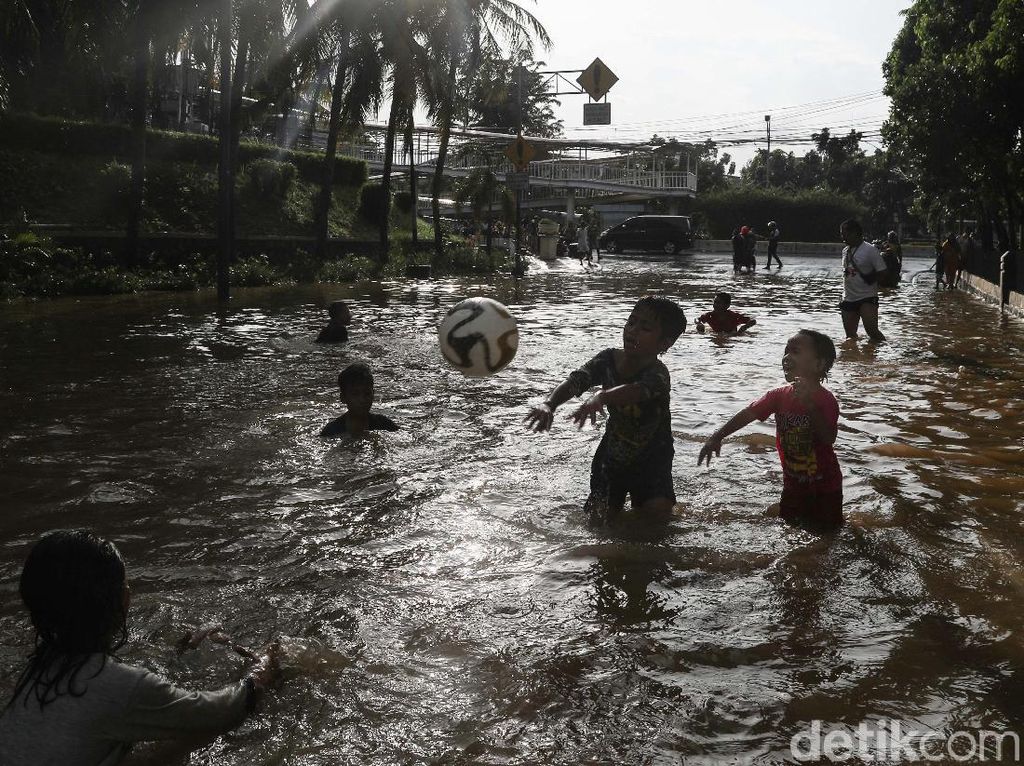Kata Pak Anies, Anak Senang Main di Banjir? 6 Bahaya Ini Wajib Diwaspadai