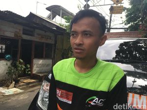 Berjibaku Evakuasi Korban Banjir, Relawan Ini Sampai Telan Minyak