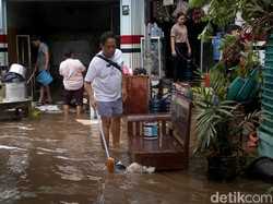 Banjir di Cipinang Melayu Mulai Surut, Warga Bersih-Bersih