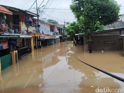 Rawajati Jaksel Masih Kebanjiran, Air Dilaporkan Naik Jadi 3,5 Meter