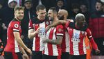 Tottenham Melempem di St. Marys Stadium