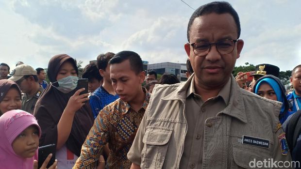 Anies saat meninjau banjir.