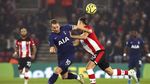 Tottenham Melempem di St. Marys Stadium