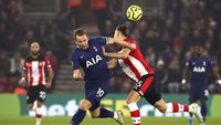 Tottenham Melempem di St. Marys Stadium
