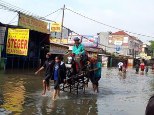 Jalan KH Hasyim Tangerang Tak Bisa Dilalui, Ojek Gerobak Raup Untung