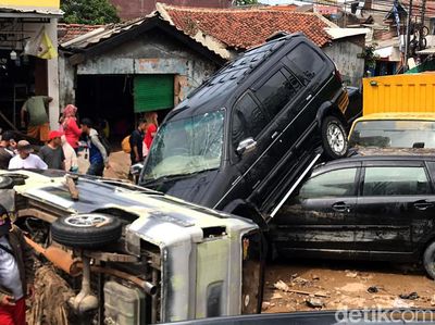 Atap Ketemu Atap, Begini Porak Poranda Mobil Terkena Banjir Bekasi