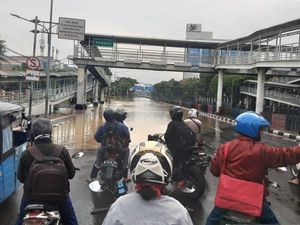 Banjir, Jalan Sutomo Jakpus Tidak Bisa Dilalui