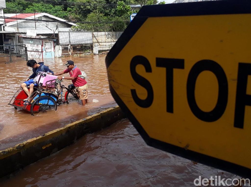 Tewaskan 3 Orang, Hipotermia Hantui Korban Banjir Jakarta