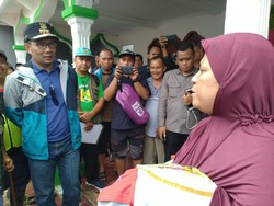 Warga Tahan Tangis Ceritakan Banjir di Vila Nusa Indah Bogor ke Ridwan Kamil