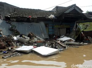 Dahsyatnya Banjir Bekasi Bikin Rumah Warga Rusak