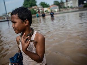 Potret Lucu Orang-orang yang Tetap Santuy Walau Terkena Banjir Potret Lucu Orang-orang yang Tetap Santuy Walau Terkena Banjir