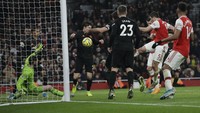 Sokratis Papastathopoulos yang menggandakan keunggulan tim tuan rumah pada menit ke-42.