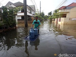 Netizen Posting Tingkah Kocak Warga Saat Musibah Banjir
