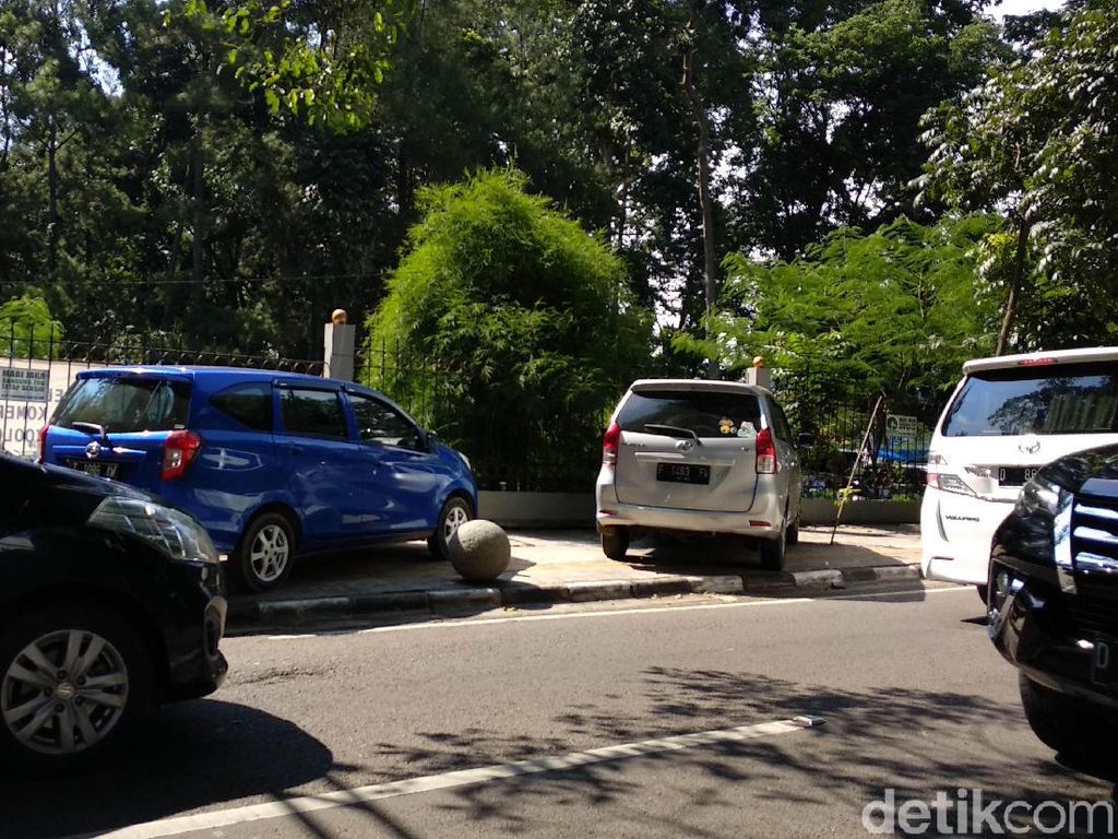 Mobil Kuasai Trotoar di Tamansari, Dishub Bandung: Cabut Pentilnya Mobil Kuasai Trotoar di Tamansari, Dishub Bandung: Cabut Pentilnya