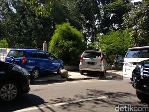 Mobil Kuasai Trotoar di Tamansari, Dishub Bandung: Cabut Pentilnya Mobil Kuasai Trotoar di Tamansari, Dishub Bandung: Cabut Pentilnya