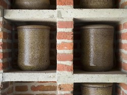 Punya Pajangan Guci Keramik di Rumah? Begini Tips Merawatnya