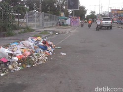 Tumpukan Sampah Juga Terlihat di Pinggir Jalan William Iskandar Medan