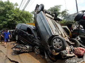 Dampak Banjir di Pondok Gede Permai: Mobil Bertumpukan, Ratusan Warga Ngungsi