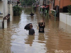 Disdik DKI Izinkan Siswa Terdampak Banjir Belajar Tak Pakai Seragam