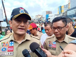 Cek Lokasi Banjir Kampung Pulo Jaktim, Mensos Janji Tambah Tenda Pengungsi