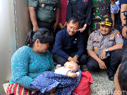 Menkes Soroti Sanitasi Pengungsian Korban Banjir Cipinang Melayu