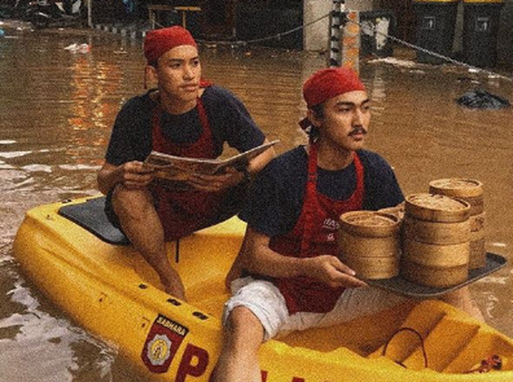 Viral Foto Pelayan Antar Dimsum Pakai Perahu Saat Banjir, Ini Faktanya