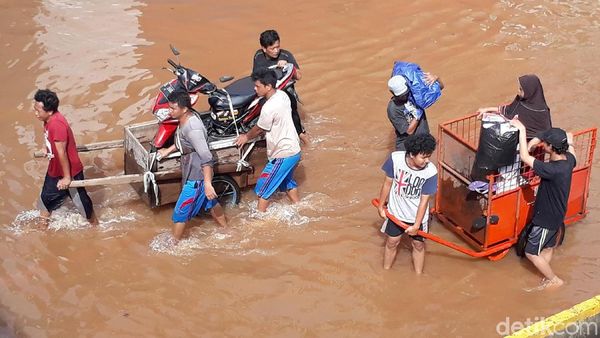 Cara Unik Terobos Banjir Lewat Gerobak Sampah Hingga Mobil Damkar