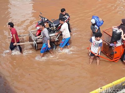 Cara Unik Terobos Banjir Lewat Gerobak Sampah Hingga Mobil Damkar