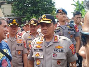 Naik Perahu Karet, Kapolda Metro Tinjau Banjir di Kompleks IKPN Jaksel