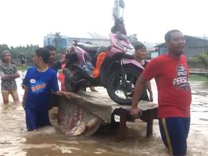 Jl Daan Mogot Masih Banjir Pagi Ini, Motor Digotong Warga