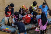 Proses evakuasi juga sempat mengalami kendala lantaran banyak desa di Lebak yang terisolasi pascabanjir