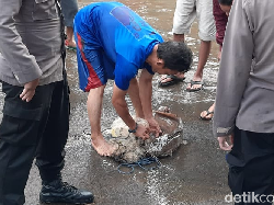 Dilanda Banjir, 5 Orang Ini Menikmati dengan Memancing Ikan
