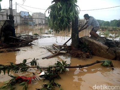 Tanggul Perumahan Puri Nusa Phala Jati Asih Jebol
