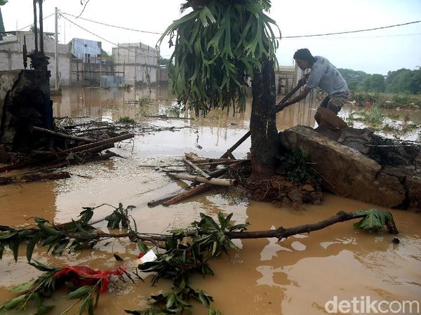 Tanggul Perumahan Puri Nusa Phala Jati Asih Jebol