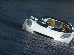 Mobil Anti-Rusak Terendam Banjir