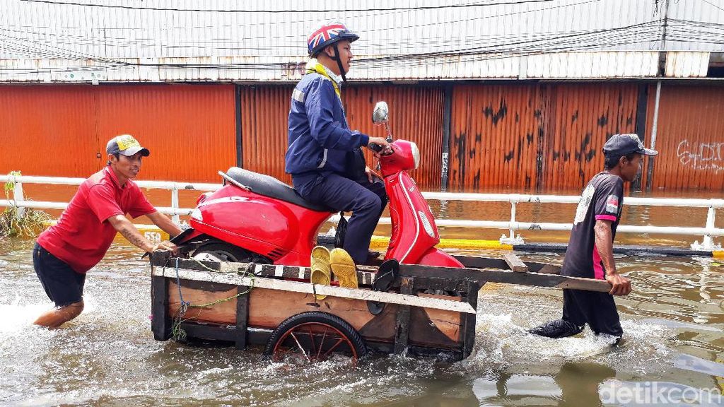 Ojek Gerobak Jadi Andalan Warga Terobos Banjir di Grogol Ojek Gerobak Jadi Andalan Warga Terobos Banjir di Grogol