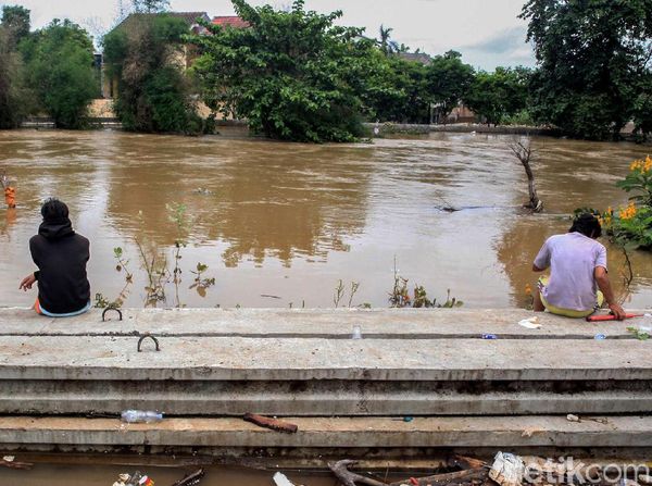 Luapan Kali Angke yang Meluber Hingga Banjiri Pemukiman Warga