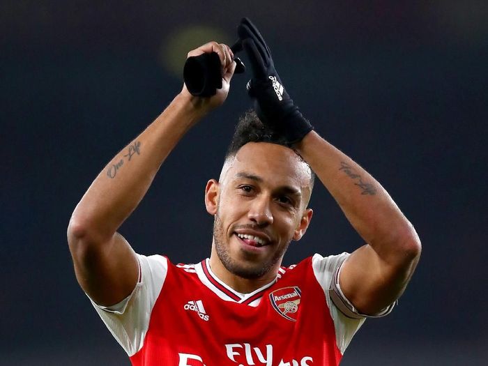 LONDON, ENGLAND - JANUARY 01: Pierre-Emerick Aubameyang of Arsenal acknowledges the fans after the Premier League match between Arsenal FC and Manchester United at Emirates Stadium on January 01, 2020 in London, United Kingdom. (Photo by Julian Finney/Getty Images)