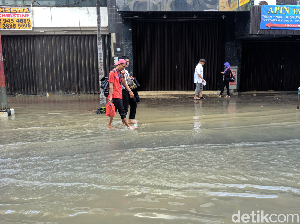 Banjir Setinggi Betis di Pasar Baru Jakpus Mulai Surut Banjir Setinggi Betis di Pasar Baru Jakpus Mulai Surut