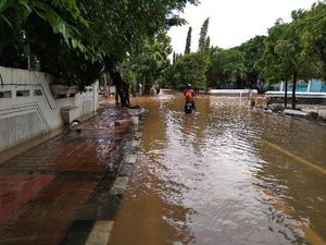 Banjir di Puri Jakbar, Kendaraan Tidak Dapat Melintas