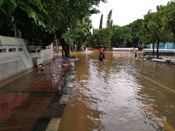 Banjir di Puri Jakbar, Kendaraan Tidak Dapat Melintas
