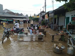 Banjir di Vila Nusa Indah Bogor Mulai Surut, Lumpur Penuhi Jalanan