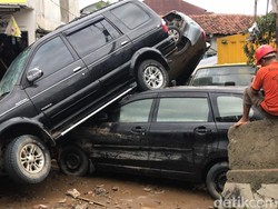 Video Saksi Banjir Bekasi: Mobil-mobil Beterbangan Terbawa Air