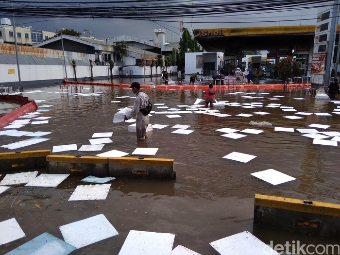 Polisi Duga Kebakaran SPBU Daan Mogot Akibat Bensin Tercecer Saat Banjir Polisi Duga Kebakaran SPBU Daan Mogot Akibat Bensin Tercecer Saat Banjir
