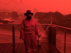 Ngeri! Langit Australia Jadi Merah Seperti Darah