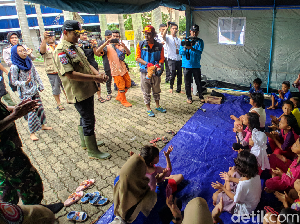 Cek Pengungsi Korban Banjir Cipinang Melayu, Mensos Beri Santunan