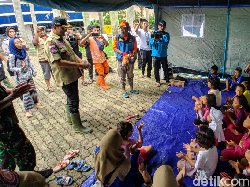 Cek Pengungsi Korban Banjir Cipinang Melayu, Mensos Beri Santunan