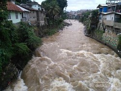Spot Foto Memantau Tinggi Air Kali Ciliwung
