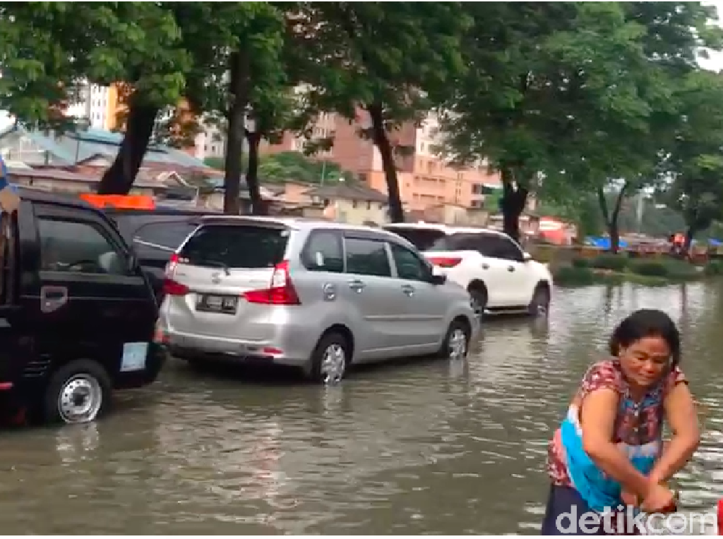 Korban Banjir Kucek Baju Pakai Air Kotor, Ini Risiko yang Mengintai Korban Banjir Kucek Baju Pakai Air Kotor, Ini Risiko yang Mengintai