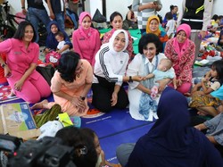 Datangi Pengungsi di Jaktim, Istri Kapolri-Panglima TNI Beri Bantuan